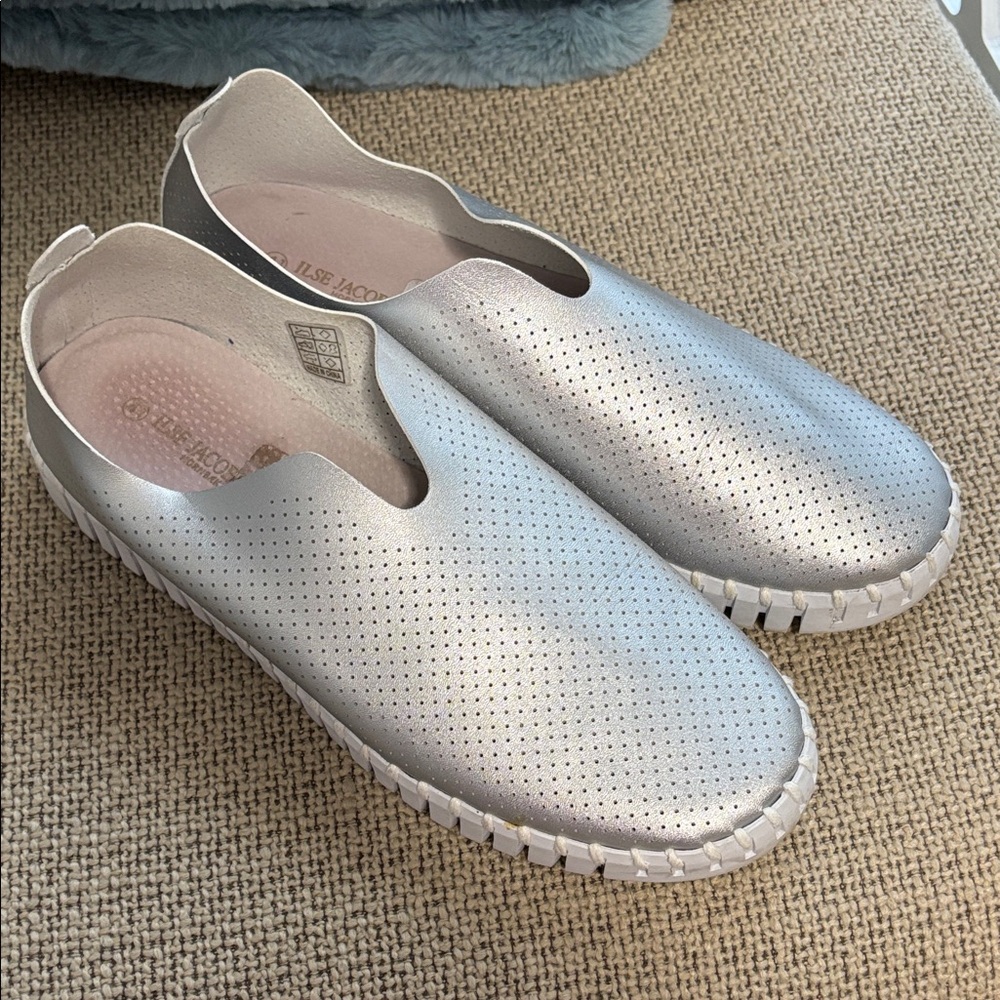 Ilse Jacobson latte silver slip ons sz 41/10